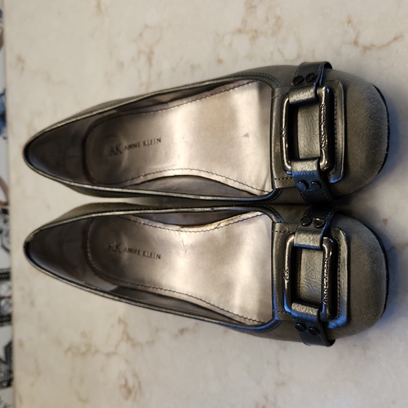 Anne Klein Gray Suede 2 inch block heel, 7.5 - Picture 2 of 5